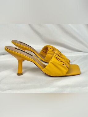 BCBGMAXAZRIA Dallas Mule Sandals Yellow Ruched Leather Women’s  Sz 7